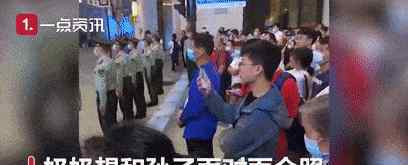 一年未见的孙子在上海外滩执勤 奶奶路边偷看下一幕让人泪崩