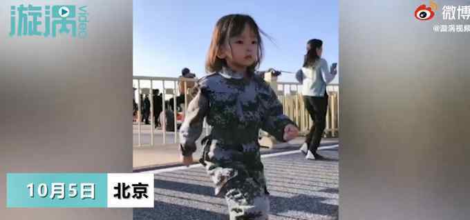 4岁小女孩天安门前踢正步