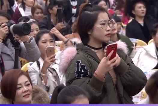 男星演出时话筒出故障 马上暂停并直言：专业的歌手不假唱