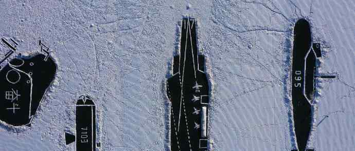 哈尔滨700余高校师生用积雪造4艘“雪舰” 壮观现场被拍下