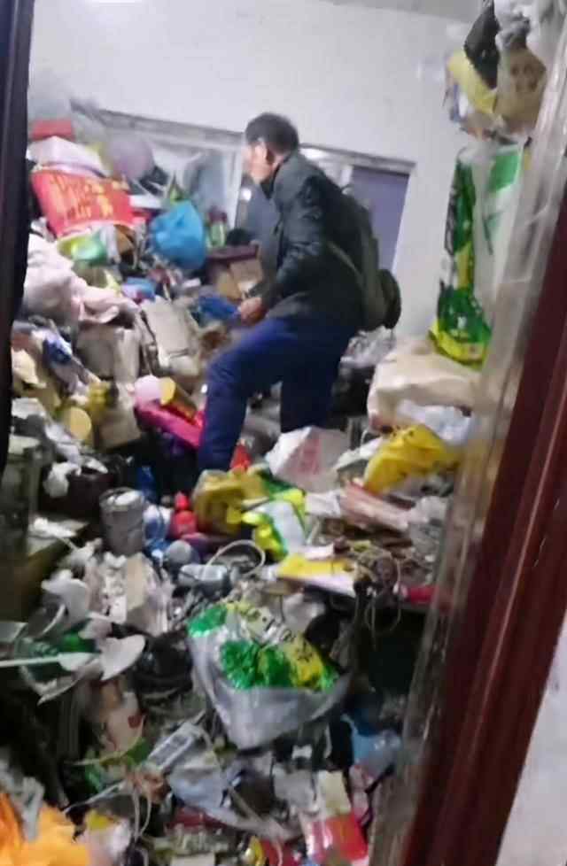 老人存几吨垃圾不舍得扔邻居报警 清理时一幕太惊人