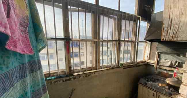 坠楼女婴父亲因舆论压力才让住院