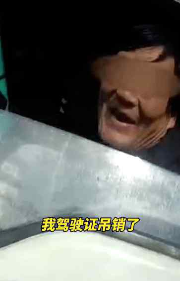 交警检查遇“最牛”违法司机 违章项目曝光让人直呼奇葩