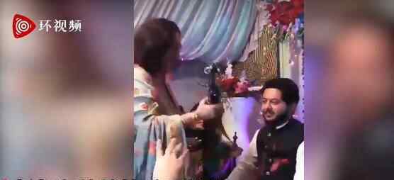 婚礼上丈母娘亲吻女婿并拿出礼物相赠 现场欢呼新娘表情亮了