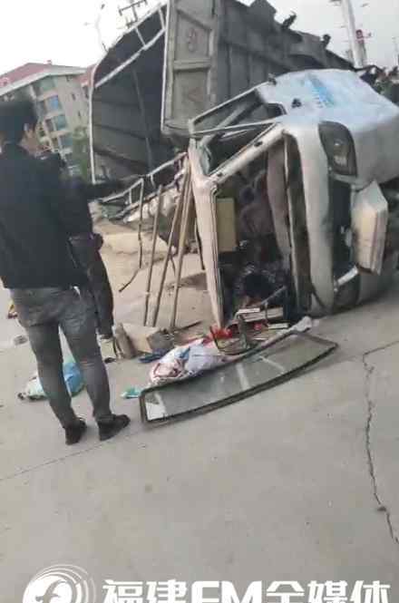 福建一水泥搅拌车撞农用车 致9死