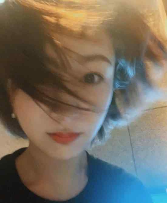 杨紫在微博晒风中自拍：风再大也掩盖不了你的美
