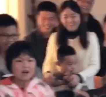 “我们 爱您！”7岁女孩“霸气”喊出祝寿词 网友：这爱浓浓的