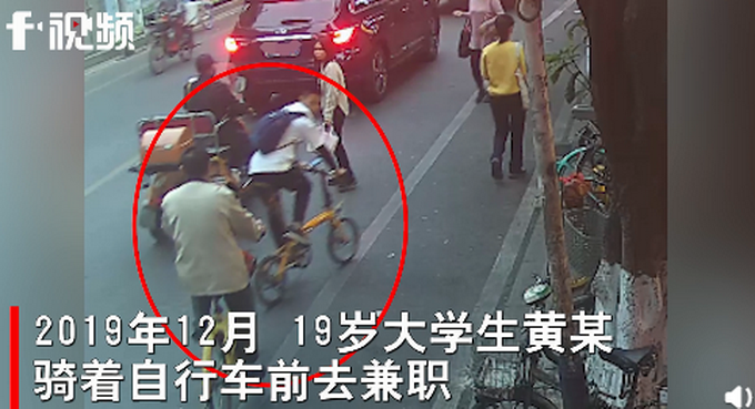 6旬大爷朝小伙吐唾沫被打成骨折 法官：小伙正当防卫无需担责！文章配图