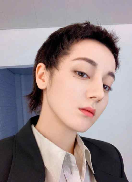 迪丽热巴晒寸头造型迷倒一片 网友：哥哥超级帅