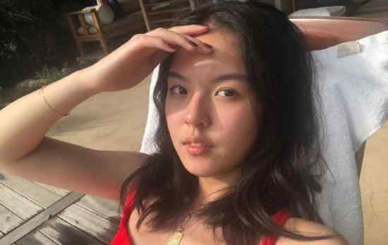 李咏女儿法图麦与妈妈海外度假 网友：女大十八变