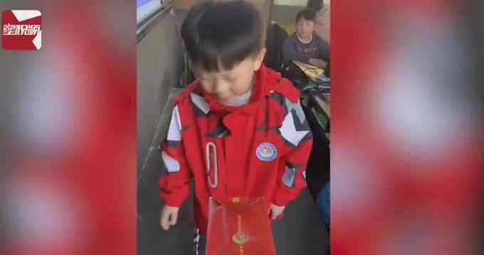 班主任发“红包” 萌娃接下后当场磕响头 全班乐开花