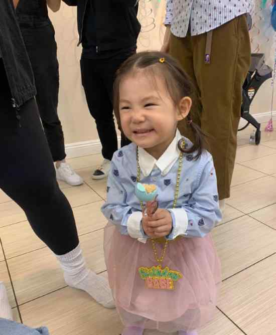 陈冠希晒照为女儿Alaia庆生 画面十分幸福温馨