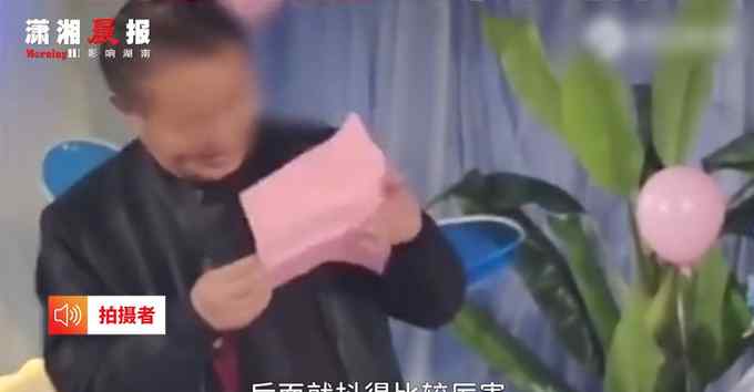 婚礼现场主婚人因紧张手抖得无法自控 宾客爆笑：鼓掌加油后更抖了