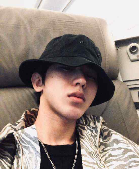 蔡徐坤晒乘飞机自拍照难掩疲惫 粉丝：照顾好自己