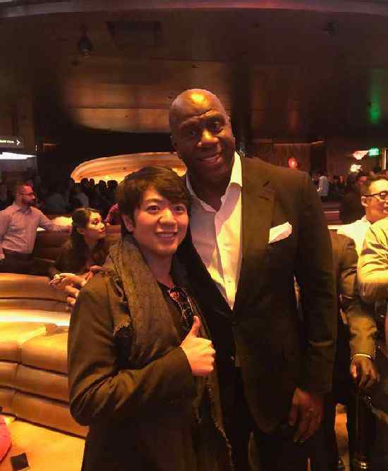 郎朗晒与NBA球星合影 网友：喜欢小鸟依人的你