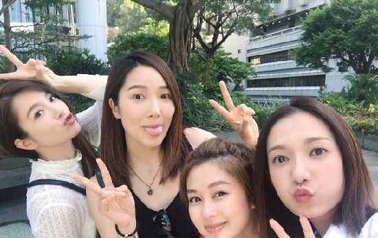 李亚男与闺蜜相约海滩度假 拍照晒图表情怡然