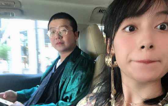李诞晒与女友黑尾酱美照 网友：感觉就是大雄和静香啊