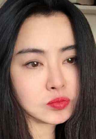 王祖贤晒照涂红唇嘟嘴卖萌 网友：依旧女神模样