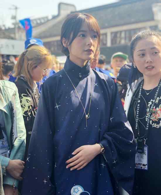 徐娇身着深蓝汉服出席活动 气质清丽古风十足