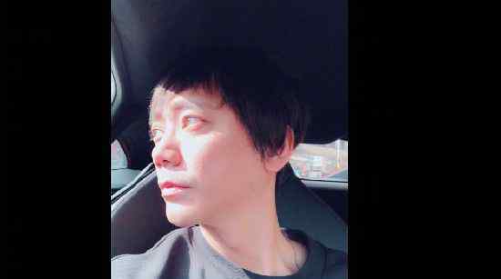 机场女安检员涉嫌骚扰歌手信：刚才把你摸个遍