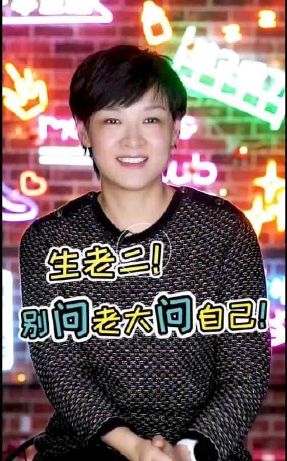 主持人李小萌 47岁央视主持人李小萌晒近况，化身育儿大使，一头短发干练利落
