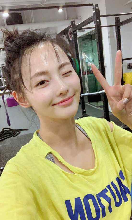 张嘉倪素颜健身晒自拍 哪里像生了二胎的辣妈