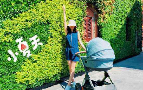 孙红雷老婆穿短裤出门溜娃 身材火辣大长腿格外吸睛