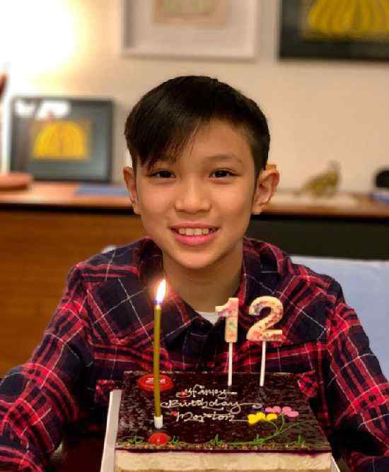 袁咏仪为儿子庆12岁生日 网友：越来越帅的魔童