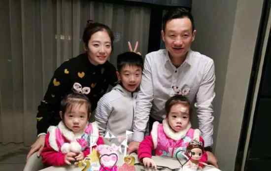 杨威一家五口为双胞胎女儿庆生 网友：长得一模一样