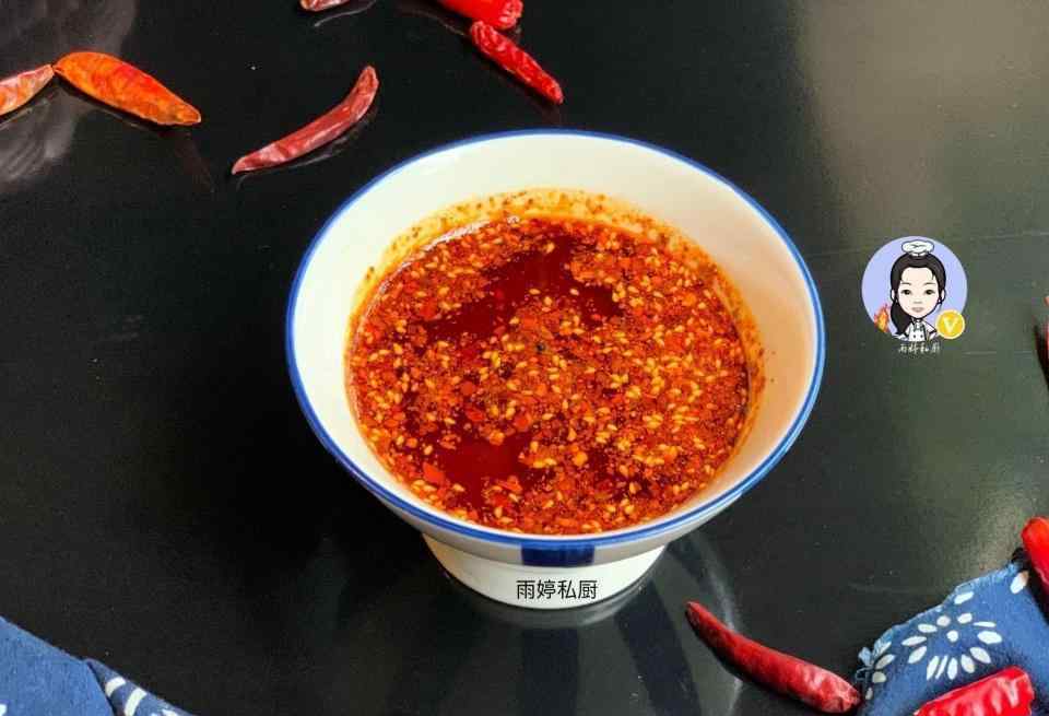 辣椒油怎么做才能又辣又香 才知道，做辣椒油时，不要直接淋热油，多加一步，又红又香特入味