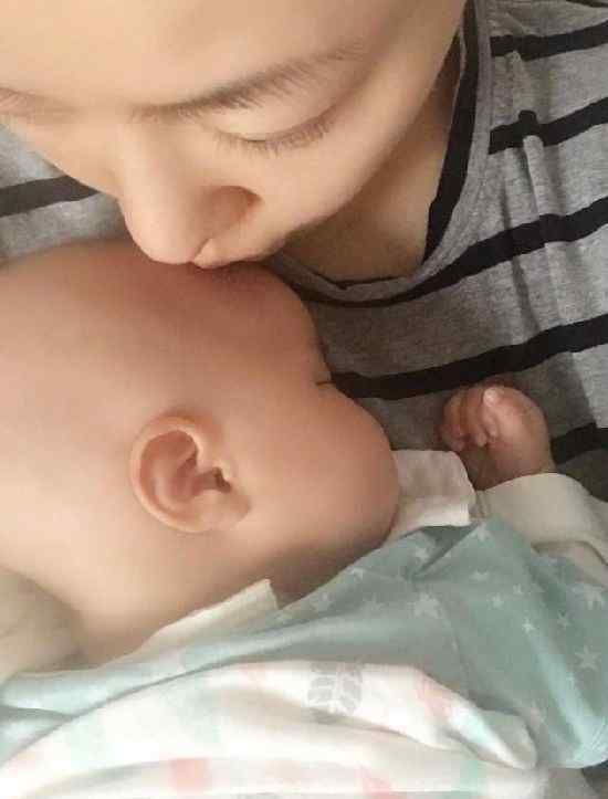 熊黛林首次公开女儿照片 肉肉的侧脸呆萌可爱