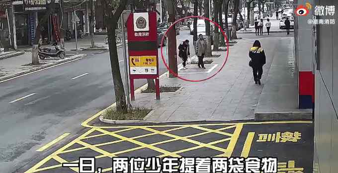 少年送奶茶消防员回赠习题册！网友：就问你感不感动