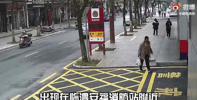 少年送奶茶消防员回赠习题册！网友：就问你感不感动