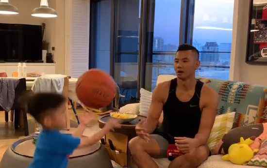 陈建州被双胞胎儿子喊黑哥 网友：好像朋友一样的感觉