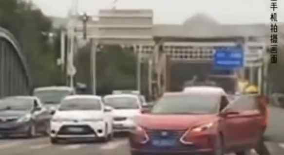 外卖小哥16秒停住失控汽车 具体是什么情况？