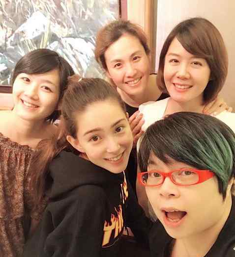 昆凌和朋友聚会素颜出镜 小脸精致笑容甜美