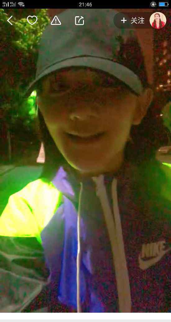 谢娜深夜独自骑车外出 网友：杰哥快出来管管你老婆