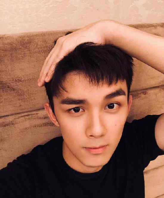 吴磊晒“直男”角度自拍 网友：直男自拍系列get到了