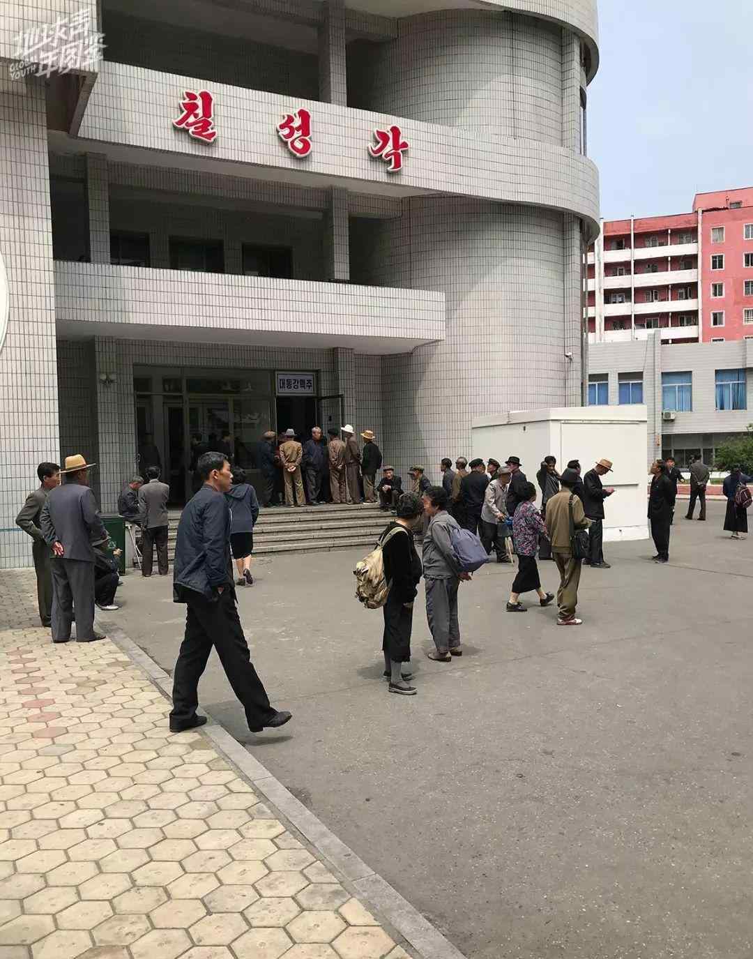 朝鲜人在中国 中国人在朝鲜：去任何地方都要有三个朝鲜人跟随，街上女性穿着流行，百姓包里装美元