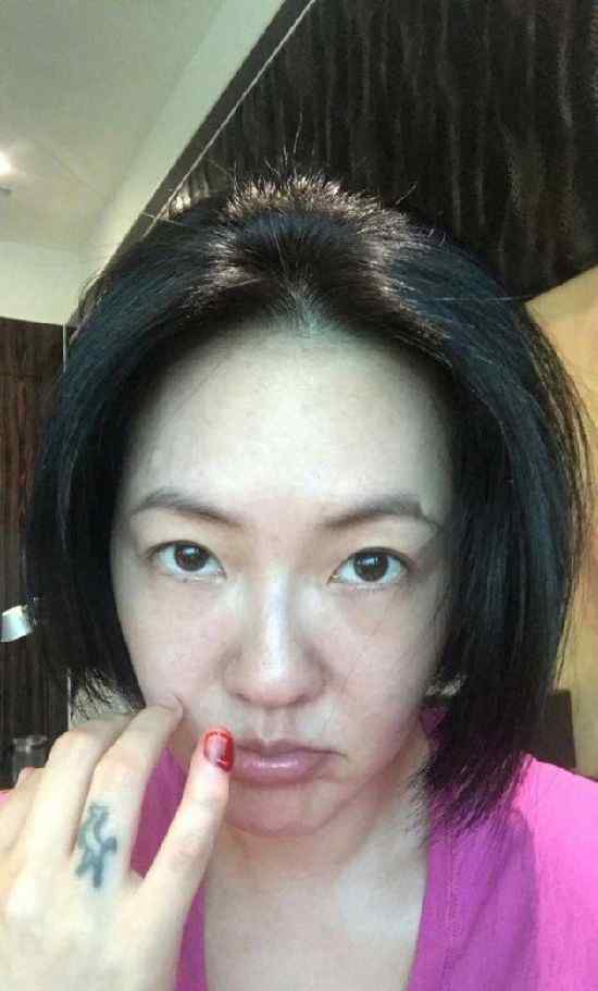 小S健身被哑铃压到小拇指 鲜血直流仍自拍晒图