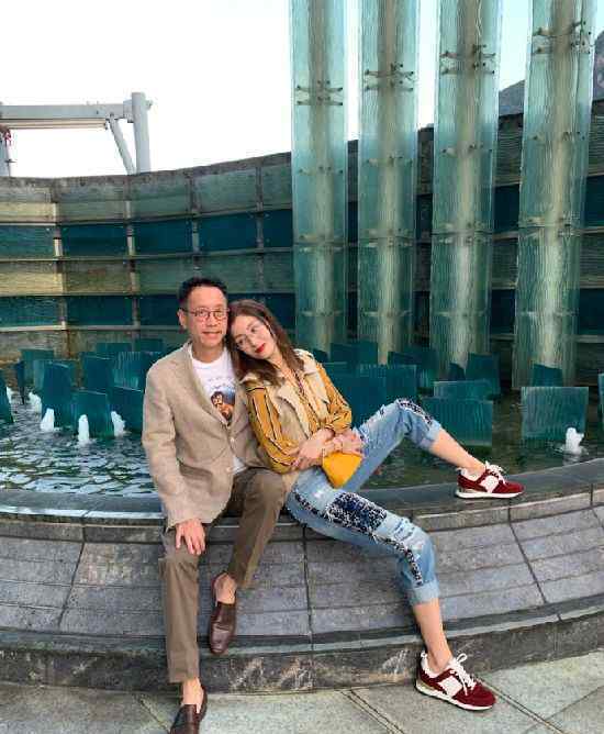 李嘉欣晒和许晋亨合影 依偎老公恩爱幸福