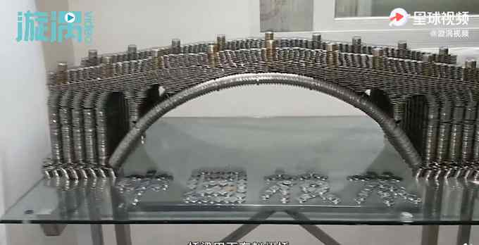 逼真！大叔用5万枚硬币堆出上海地标扭转式大厦 耗时半月足有2米高