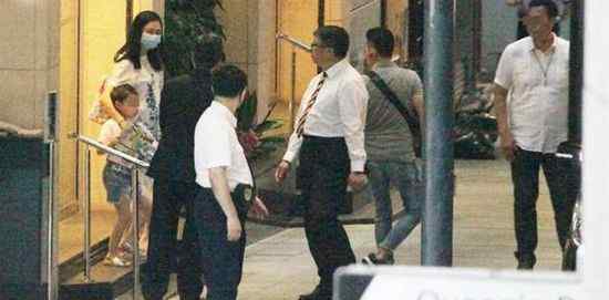 52岁朱丽倩疑有身孕 衣着宽松挺巨肚现身