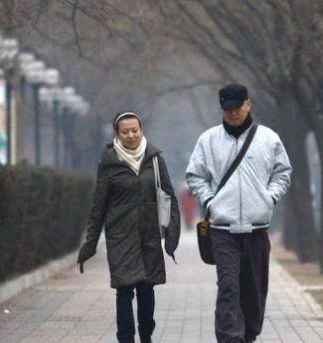 郭冬临老婆 郭冬临妻子近照，美貌气质不输牛莉张凯丽，结婚多年低调且恩爱