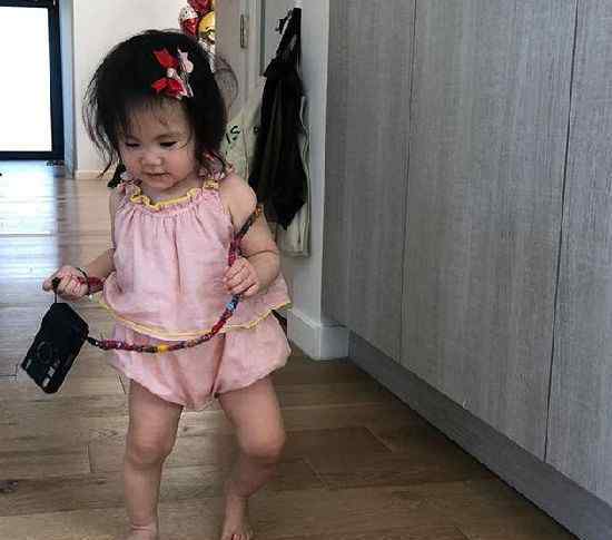 陈冠希晒女儿近照 拍照技术却被质疑了：要向杰伦讨教拍照技术