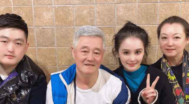 赵本山儿子照片 赵本山儿子近照曝光，手持廉价烟疑没钱，撞脸大衣哥儿子太搞笑