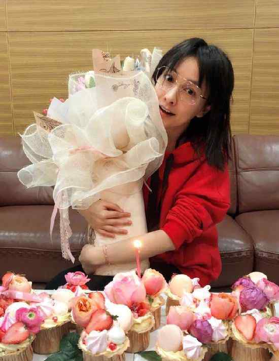 吴昕生日 何炅凌晨送祝福语：快乐家族永远要幸福地在一起
