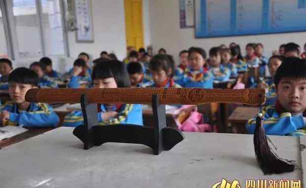 戒尺教训学生 “老师手捧着戒尺走进教室…” 把戒尺还给老师，孩子就能教好了？