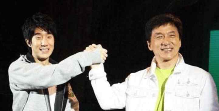 卓林妹妹 38岁房祖名近照流出，平头造型与妹妹吴卓林很像，小胡子显憔悴