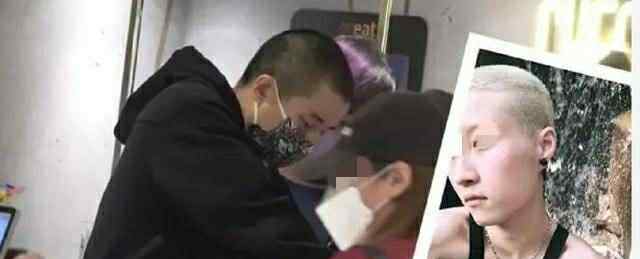 张默近况 成龙独子房祖名近况曝光，脸颊消瘦胡茬明显，与同行女伴当街热聊